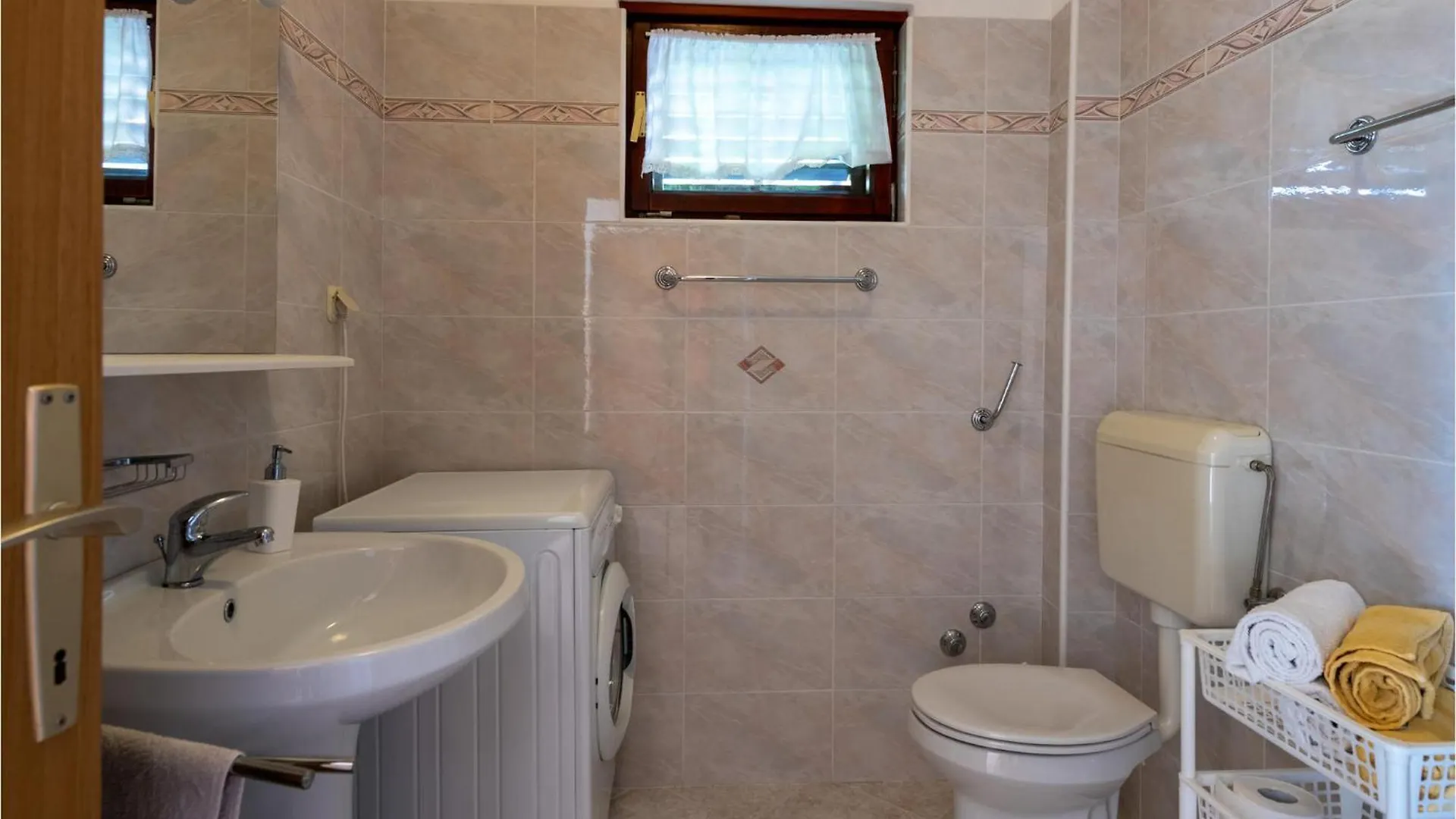 Amazing Home In Plomin With Kitchen